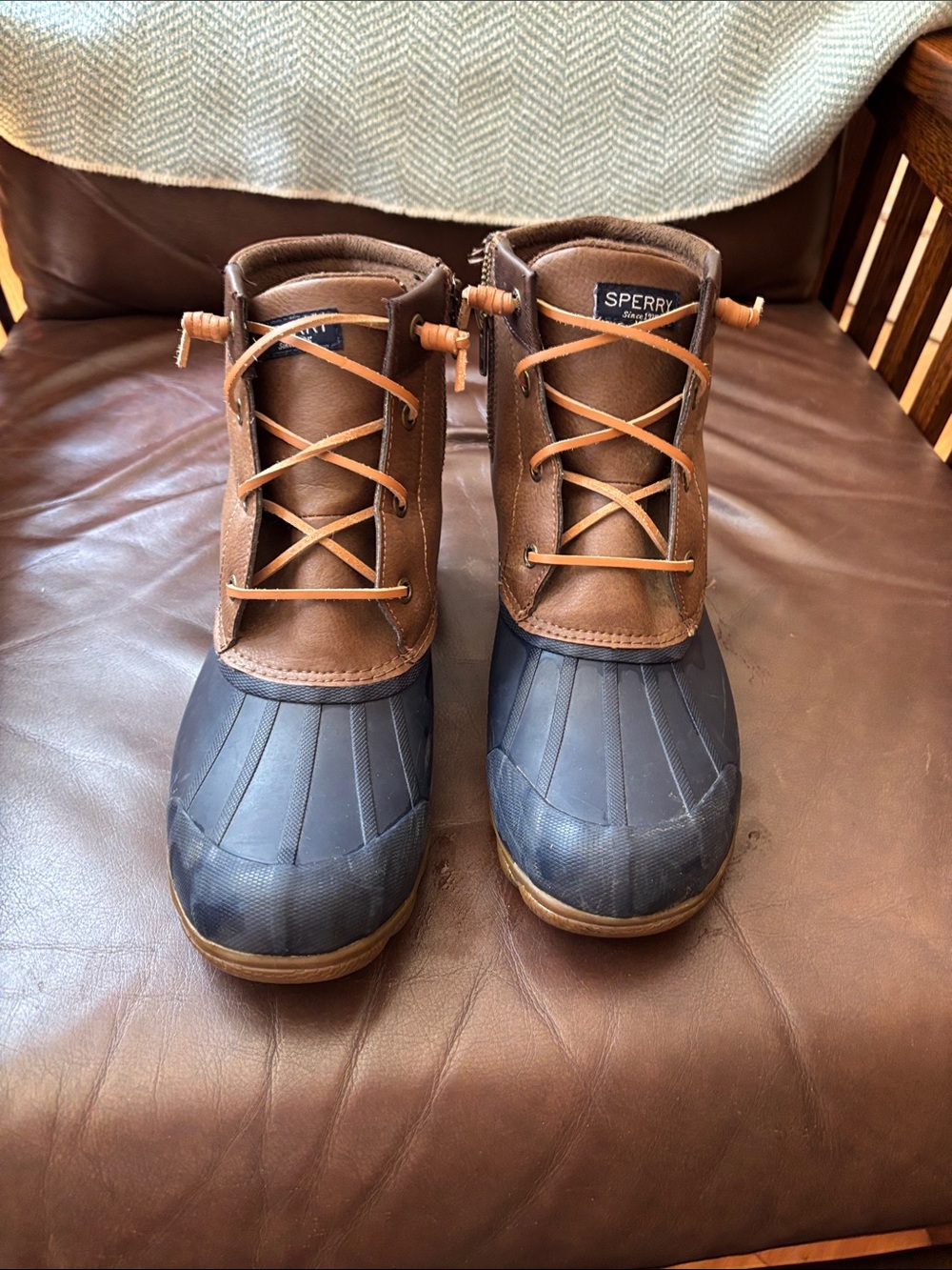 Sperry women’s Brown and Navy Duck Boots leather upper insulated excellent con